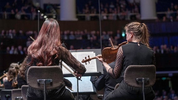 Zwei Geigerinnen spielen Brahms © NDR Foto: Micha Neugebauer