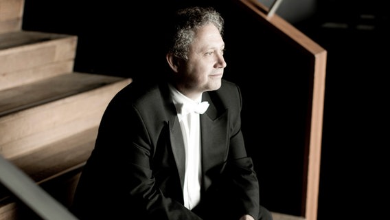Der Dirigent Richard Egarr im Porträt © NDR Foto: Marco Borggreve