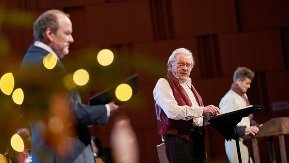 Jens Wawrczeck, Wolf-Dietrich Sprenger und Matthias Keller (v.l.n.r.) als Multifunktionssprecher in der Weihnachtskonzert-Videoproduktion "A Christmas Carol" mit der NDR Radiophilharmonie © NDR Foto: Micha Neugebauer