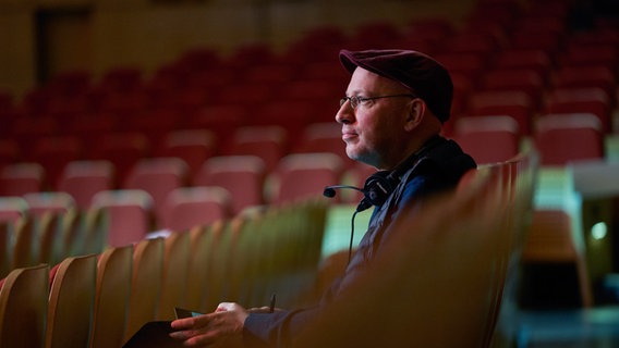 Komponist Henrik Albrecht im Großen Sendesaal im NDR Landesfunkhaus in Hannover während der Videokonzert-Produktion seines Orchesterhörspiels "A Christmas Carol" © NDR Foto: Micha Neugebauer