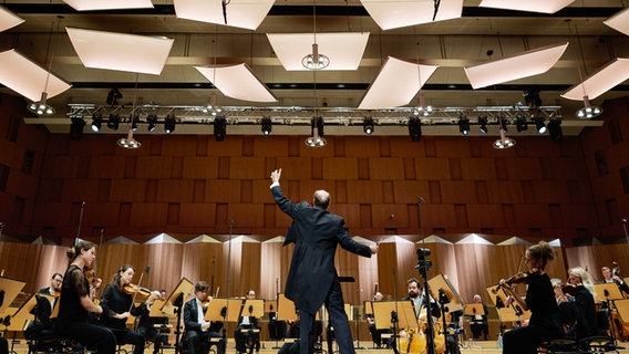 NDR Radiophilharmonie und Andrew Manze auf der neuen Bühne Großer Sendesaal © NDR Foto: Micha Neugebauer