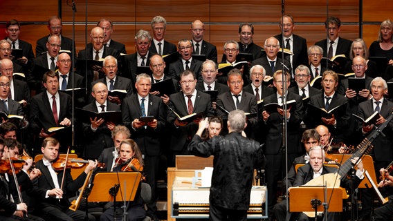 Schleswig-Holstein Musik Festival 2023: Die NDR Radiophilharmonie und der Schleswig-Holstein Festivalchor unter der Leitung von Richard Egarr. © NDR Foto: Felix König