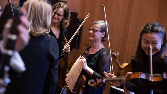 Die NDR Radiophilharmonie spielt Beethovens Tripelkonzert mit drei besonderen Solistinnen: Baiba und Lauma Skride sowieo Harriet Krijgh. © NDR Foto: Helge Krückeberg