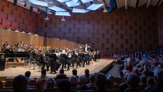 Die NDR Radiophilharmonie spielt Beethovens Tripelkonzert mit drei besonderen Solistinnen: Baiba und Lauma Skride sowieo Harriet Krijgh. © NDR Foto: Helge Krückeberg