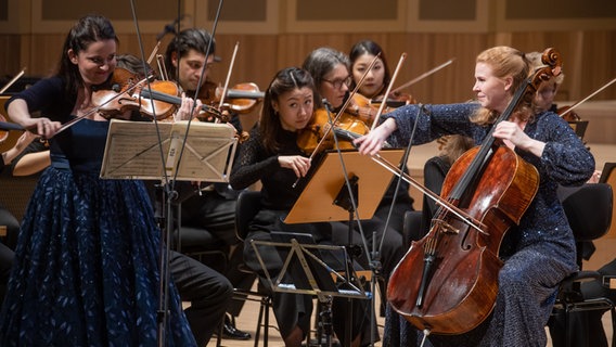 Die NDR Radiophilharmonie spielt Beethovens Tripelkonzert mit drei besonderen Solistinnen: Baiba und Lauma Skride sowieo Harriet Krijgh. © NDR Foto: Helge Krückeberg