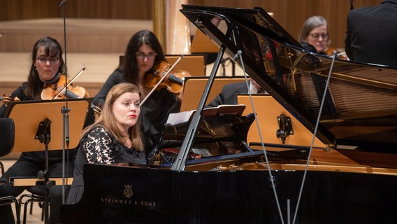 Die NDR Radiophilharmonie spielt Beethovens Tripelkonzert mit drei besonderen Solistinnen: Baiba und Lauma Skride sowieo Harriet Krijgh. © NDR Foto: Helge Krückeberg