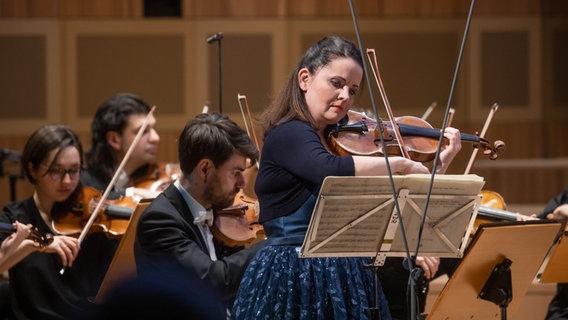 Die NDR Radiophilharmonie spielt Beethovens Tripelkonzert mit drei besonderen Solistinnen: Baiba und Lauma Skride sowieo Harriet Krijgh. © NDR Foto: Helge Krückeberg