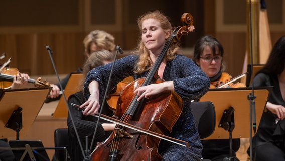 Die NDR Radiophilharmonie spielt Beethovens Tripelkonzert mit drei besonderen Solistinnen: Baiba und Lauma Skride sowieo Harriet Krijgh. © NDR Foto: Helge Krückeberg