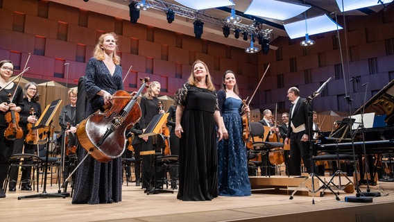 Die NDR Radiophilharmonie spielt Beethovens Tripelkonzert mit drei besonderen Solistinnen: Baiba und Lauma Skride sowieo Harriet Krijgh. © NDR Foto: Helge Krückeberg