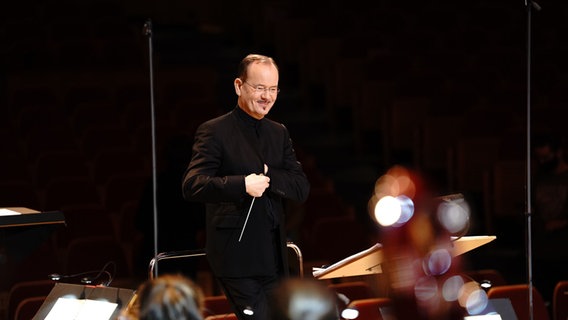 Frank Strobel als Dirigent der NDR Radiophilharmonie im Großen Sendesaal im NDR Landesfunkhaus in Hannover während der Videokonzert-Produktion des Orchesterhörspiels "A Christmas Carol" im Dezember 2020 © NDR Foto: Micha Neugebauer