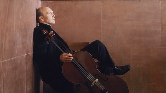 Truls Mørk mit seinem Cello vor einer rot-braunen Wand sitzend © Virgin Classics Foto: Morten Krogvold