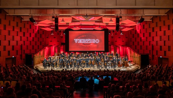 "Vertigo" live to Projection: Die NDR Radiophilharmonie im Großen Sendesaal in Hannover © NDR Foto: Micha Neugebauer