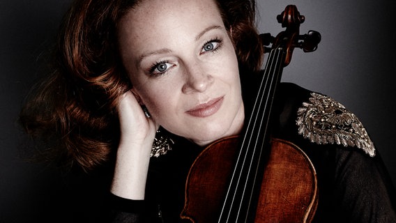 Die Violinistin Carolin Widmann © NDR Foto: Lennard Ruehle
