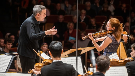 Violinistin Carolin Widmann und Dirigent Jörg Widmann im Konzert mit der NDR Radiophilharmonie © NDR Foto: Helge Krückeberg