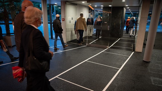 Das Publikum verlässt das NDR Funkhaus entlang abgeklebter Linien © NDR Foto: Helge Krückeberg