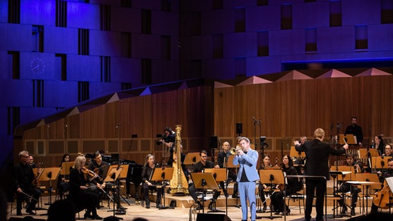 Jazz-Trompeter Nils Wülker im Freistil-Konzert mit der NDR Radiophilharmonie unter Leitung von Nachwuchstalent Patrick Hahn am Donnerstag, 29. Oktober 2020, im Großen Sendesaal in Hannover © NDR Foto: Helge Krückeberg