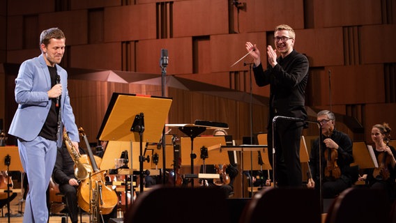 Jazz-Trompeter Nils Wülker im Freistil-Konzert mit der NDR Radiophilharmonie unter Leitung von Nachwuchstalent Patrick Hahn am Donnerstag, 29. Oktober 2020, im Großen Sendesaal in Hannover © NDR Foto: Helge Krückeberg