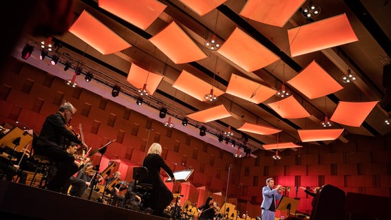 Jazz-Trompeter Nils Wülker im Freistil-Konzert mit der NDR Radiophilharmonie unter Leitung von Nachwuchstalent Patrick Hahn am Donnerstag, 29. Oktober 2020, im Großen Sendesaal in Hannover © NDR Foto: Helge Krückeberg