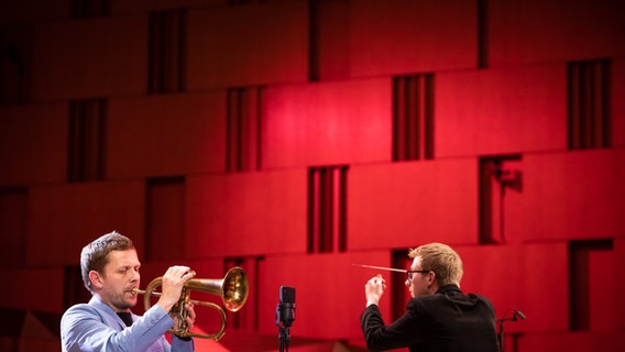 Jazz-Trompeter Nils Wülker im Freistil-Konzert mit der NDR Radiophilharmonie unter Leitung von Nachwuchstalent Patrick Hahn am Donnerstag, 29. Oktober 2020, im Großen Sendesaal in Hannover © NDR Foto: Helge Krückeberg