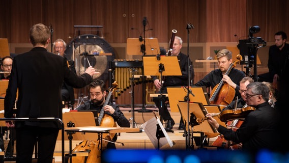 Jazz-Trompeter Nils Wülker im Freistil-Konzert mit der NDR Radiophilharmonie unter Leitung von Nachwuchstalent Patrick Hahn am Donnerstag, 29. Oktober 2020, im Großen Sendesaal in Hannover © NDR Foto: Helge Krückeberg