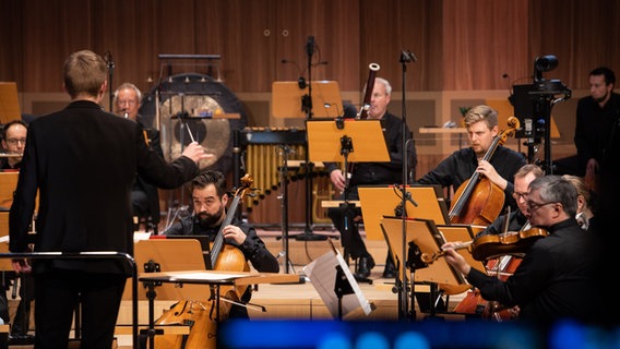 Jazz-Trompeter Nils Wülker im Freistil-Konzert mit der NDR Radiophilharmonie unter Leitung von Nachwuchstalent Patrick Hahn am Donnerstag, 29. Oktober 2020, im Großen Sendesaal in Hannover © NDR Foto: Helge Krückeberg