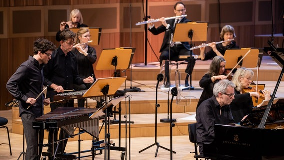 Musiker*innen der NDR Radiophilharmonie und Pianist Markus Becker © NDR Foto: Helge Krückeberg