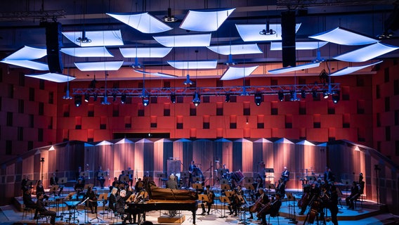 NDR Radiophilharmonie unter Leitung von Ingo Metzmacher im Großen Sendesaal des NDR Landesfunkhauses Hannover © NDR Foto: Helge Krückeberg
