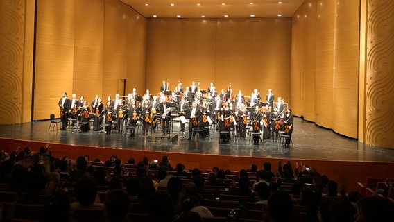 Das NDR Radiophilharmonie Orchester steht auf der Bühne des Gansu Grande Theater in Lanzhou. © NDR Foto: Friederike Westermann