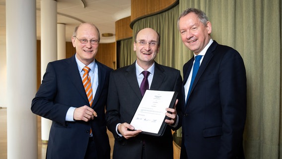 Andrew Manze mit Lutz Marmor und Joachim Knuth © NDR / Helge Krückeberg Foto: Helge Krückeberg