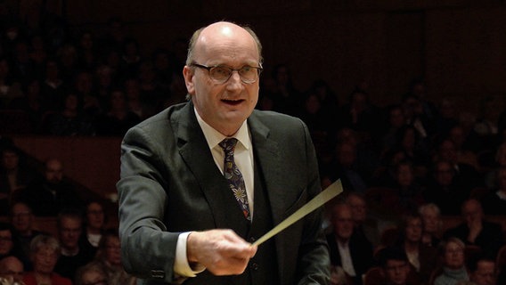 Der damalige Chefdirigent der NDR Radiophilharmonie, Andrew Manze, dirigiert im Sendesaal des NDR in Hannover. © NDR Foto: Screenshot