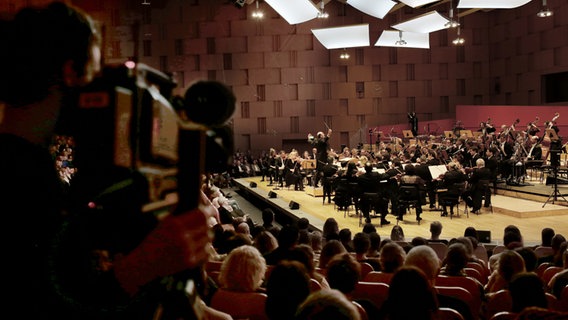 Mediengestalter filmen Andrew Manze und die NDR Radiophilharmonie © NDR / Micha Neugebauer Foto: Micha Neugebauer
