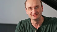 Chefdirigent Andrew Manze lächelt in die Kamera. © NDR 