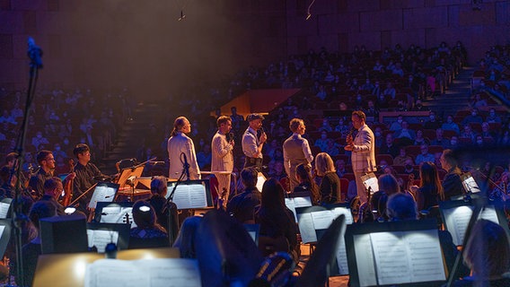 Maybebop und die NDR Radiophilharmonie auf der Bühne im Großen Sendesaal im NDR Landesfunkhaus in Hannover © NDR Foto: Micha Neugebauer