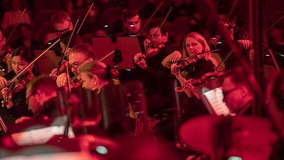 Maybebop und die NDR Radiophilharmonie auf der Bühne im Großen Sendesaal im NDR Landesfunkhaus in Hannover © NDR Foto: Micha Neugebauer