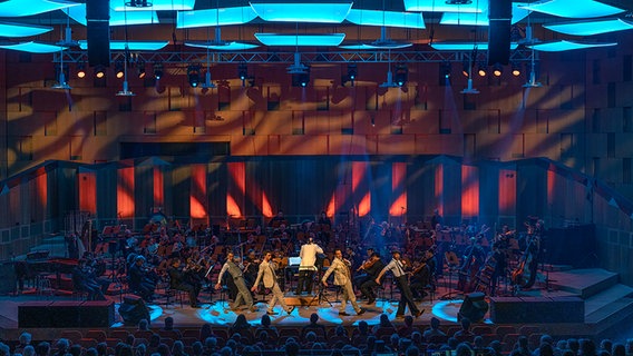 Maybebop und die NDR Radiophilharmonie auf der Bühne im Großen Sendesaal im NDR Landesfunkhaus in Hannover © NDR Foto: Micha Neugebauer
