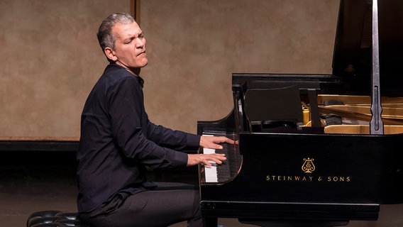 Brad Mehldau sitzt am Flügel und spielt mit geschlossenen Augen. © David Bazemore Foto: David Bazemore