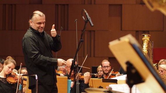 Max Mutzke und die NDR Radiophilharmonie © NDR Foto: Amrei Flechsig