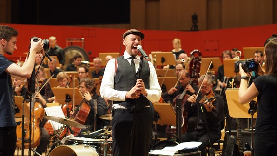Max Mutzke und die NDR Radiophilharmonie © NDR Foto: Amrei Flechsig