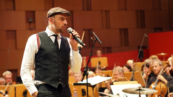 Max Mutzke und die NDR Radiophilharmonie © NDR Foto: Amrei Flechsig