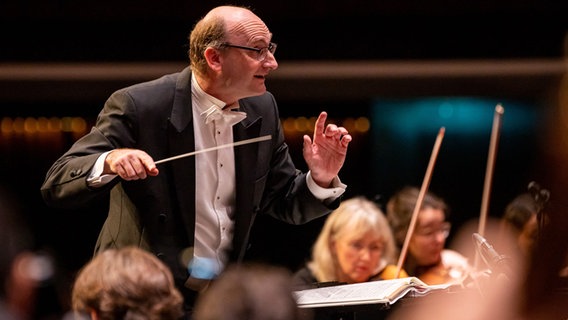 Andrew Manze, Chefdirigent der NDR Radiophilharmonie 2021 © NDR Foto: Axel Herzig