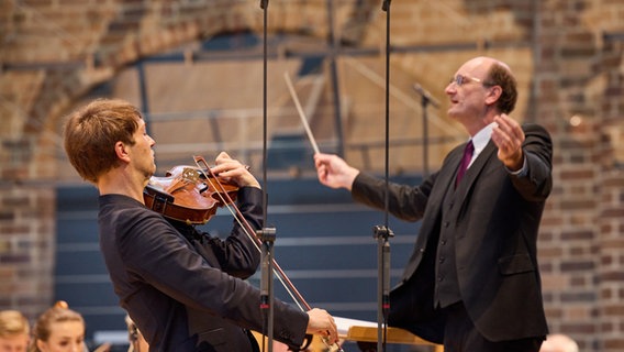 Bratschist Nils Mönkemeyer und Andrew Manze, Chefdirigent der NDR Radiophilharmonie, in der Konzertkirche Neubrandenburg © NDR Foto: Oliver Borchert