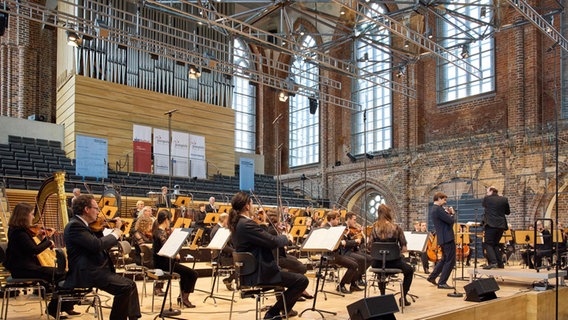 Bratschist Nils Mönkemeyer und die NDR Radiophilharmonie unter Leitung von Chefdirigent Andrew Manze in der Konzertkirche Neubrandenburg © NDR Foto: Oliver Borchert