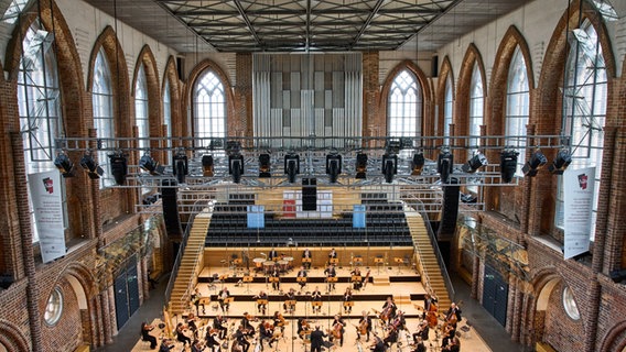 Die NDR Radiophilharmonie unter Leitung von Chefdirigent Andrew Manze in der Konzertkirche Neubrandenburg © NDR Foto: Oliver Borchert