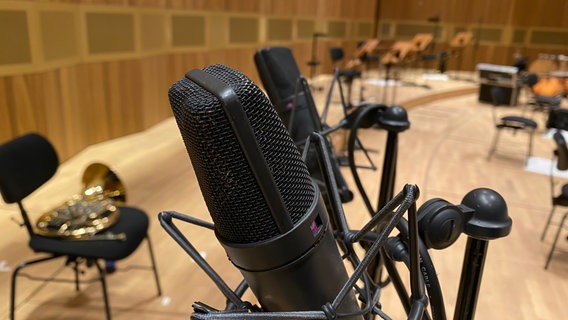 Achtung Aufnahme: Mikrofon auf der Bühne im Großen Sendesaal des Landesfunkhauses in Hannover, im Hintergrund Instrumente der NDR Radiophilharmonie © NDR 