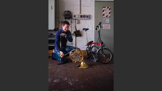Ivo Dudler pumpt in einer Werkstatt sein Horn auf © NDR Foto: François Lefèvre