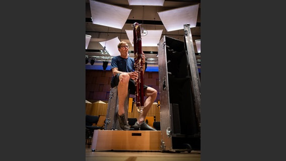 Michael Grünwald mit Fagott und geöffnetem Instrumenten-Koffer © NDR Foto: François Lefèvre