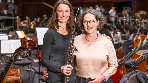 Mirjam Budday, Englischhornistin der NDR Radiophilharmonie (links), und Maren Weisbrod, Sängerin im Jungen Vokalensemble Hannover (rechts) © NDR Foto: Micha Neugebauer