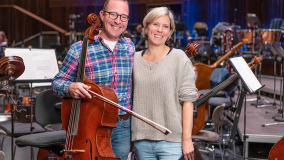 Christian Edelmann, Cellist der NDR Radiophilharmonie (links), und Christina Herz, Sängerin im Bachchor Hannover (rechts) © NDR Foto: Micha Neugebauer