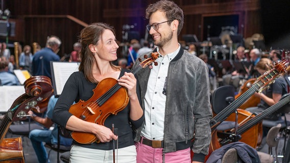 Carolin Frick, Bratschistin der NDR Radiophilharmonie (links), und Laurin Rademacher, Sänger bei Capella St. Crucis (rechts) © NDR Foto: Micha Neugebauer