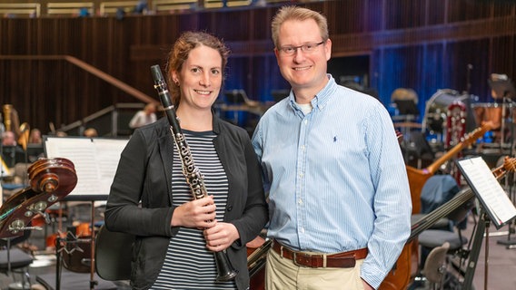 Susanne Geuer, Klarinettistin der NDR Radiophilharmonie (links), und Volker Janssen, Sänger beim Norddeutschen Figuralchor (rechts) © NDR Foto: Micha Neugebauer